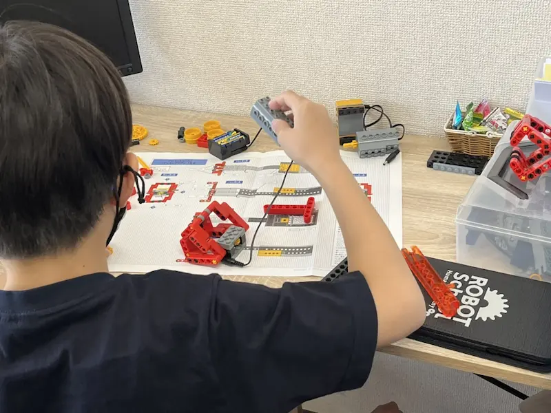東川口・浦和美園周辺に住んでいる子が通うヒューマンアカデミーロボット教室（アドバンスコース）の男の子がロボットの製作を行っている様子