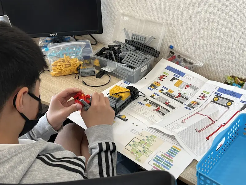 東川口・浦和美園周辺に住んでいる子が通うヒューマンアカデミーロボット教室（アドバンスコース）の男の子がロボットの製作を行っている様子