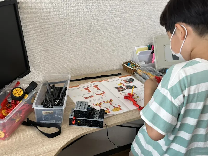 東川口・浦和美園周辺に住んでいる子が通うヒューマンアカデミーロボット教室（ベーシックコース）の男の子がロボットの製作を行っている様子