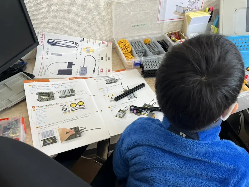 東川口・浦和美園周辺に住んでいる子が通うヒューマンアカデミーロボット教室（ベーシックコース）の男の子がロボットの製作を行っている様子