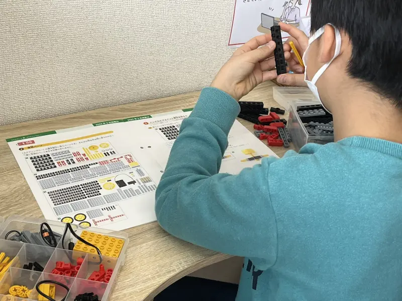 東川口・浦和美園周辺に住んでいる子が通うヒューマンアカデミーロボット教室（ミドルコース）の男の子がロボットの製作を行っている様子